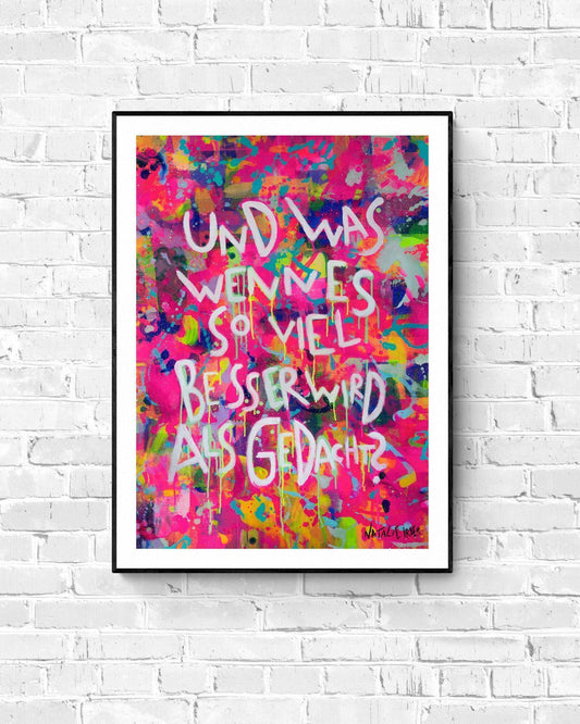 Und?┃Print┃ - Natalie Irber Buntes Spruch Poster mit dem Zitat „Und was, wenn es so viel besser wird als gedacht?“ von Natalie Irber. Neonfarben und handgeschriebener Text auf abstraktem Hintergrund. Inspirierender Kunstdruck als Wanddekoration. Fine Art Print aus eigener Produktion.