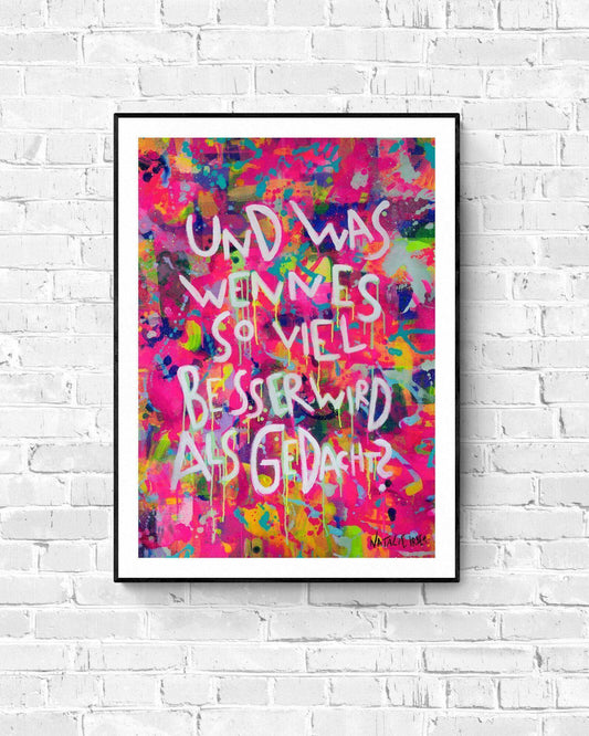 Und?┃Print┃ - Natalie Irber Buntes Spruch Poster mit dem Zitat „Und was, wenn es so viel besser wird als gedacht?“ von Natalie Irber. Neonfarben und handgeschriebener Text auf abstraktem Hintergrund. Inspirierender Kunstdruck als Wanddekoration. Fine Art Print aus eigener Produktion.