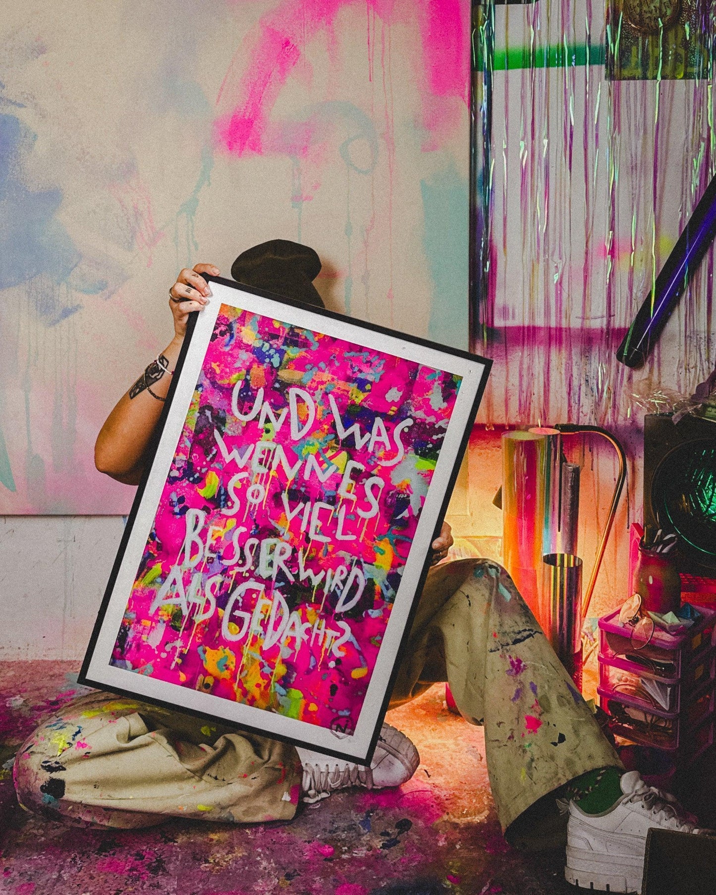 Und?┃Print┃ - Natalie Irber Buntes Spruch Poster mit dem Zitat „Und was, wenn es so viel besser wird als gedacht?“ von Natalie Irber. Neonfarben und handgeschriebener Text auf abstraktem Hintergrund. Inspirierender Kunstdruck als Wanddekoration. Fine Art Print aus eigener Produktion.